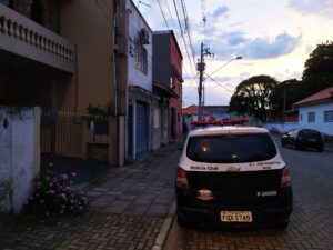 Carros da Polícia Civil parados em rua central de São Sebastião durante operação (Foto: Divulgação)