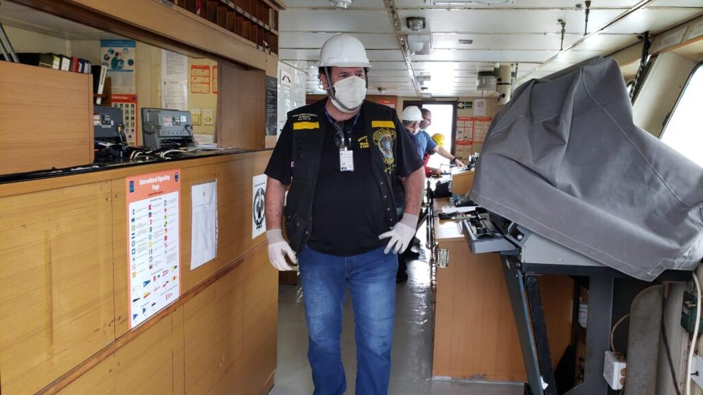 Auditor fiscal durante inspeção no navio panamenho (Divulgação)
