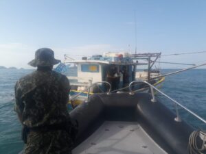 Pesca irregular em área de proteção pela Polícia Ambiental Marítima (Foto: CIAMAR)