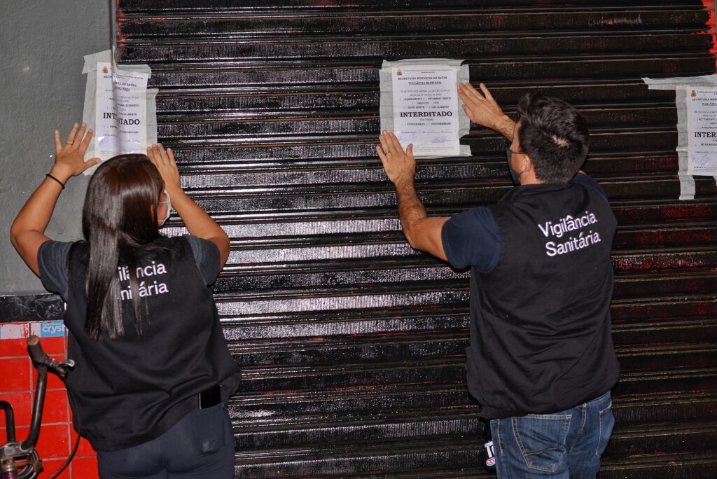 Agentes de Saúde Pública que compõem força-tarefa interditam tabacaria (Foto: Divulgação/PMC)