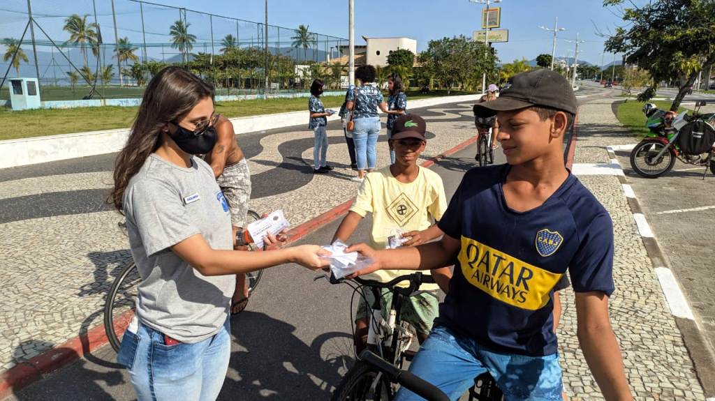 Guardas Mirins entrega multa solidária para quem está sem máscara (Foto: Divulgação/PMC)
