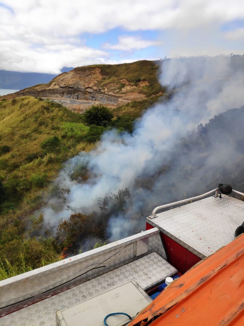 Bombeiro controla fogo em área localiada no Morro do Abrigo Foto: Divulgação/CB)