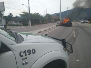 Depois de colidir em poste, carro pegou fogo