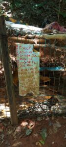 Ameaça deixada em placa pelo infrator (Foto: Polícia Ambiental/Divulgação)