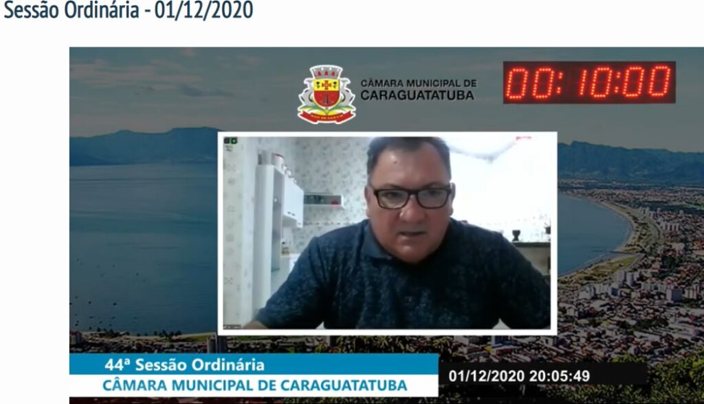 Vereador Ceará durante sessão online na Câmara de Caraguatatuba onde pede arquivamento (Foto: Reprodução)