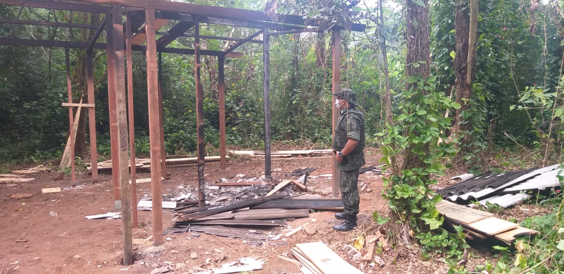 construção irregular foi destruída pela Polícia Ambiental