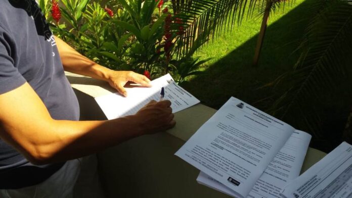 Caraguatatuba notifica marinas e garagens náuticos sobre proibição de passeios Fiscal da Prefeitura com as notificações prontas para serem entregues em marinas e gaagens (Foto: Divugação/PMC)