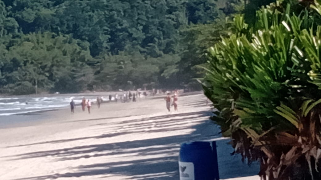 Turistas ignoram decreto e vão à Praia da Baleia, deixando comunidade indgnada (Foto: Divulgação)