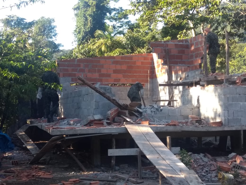 Casa em construção foi derrubada pela Polícia Ambiental (Foto: Divulgação/PA)