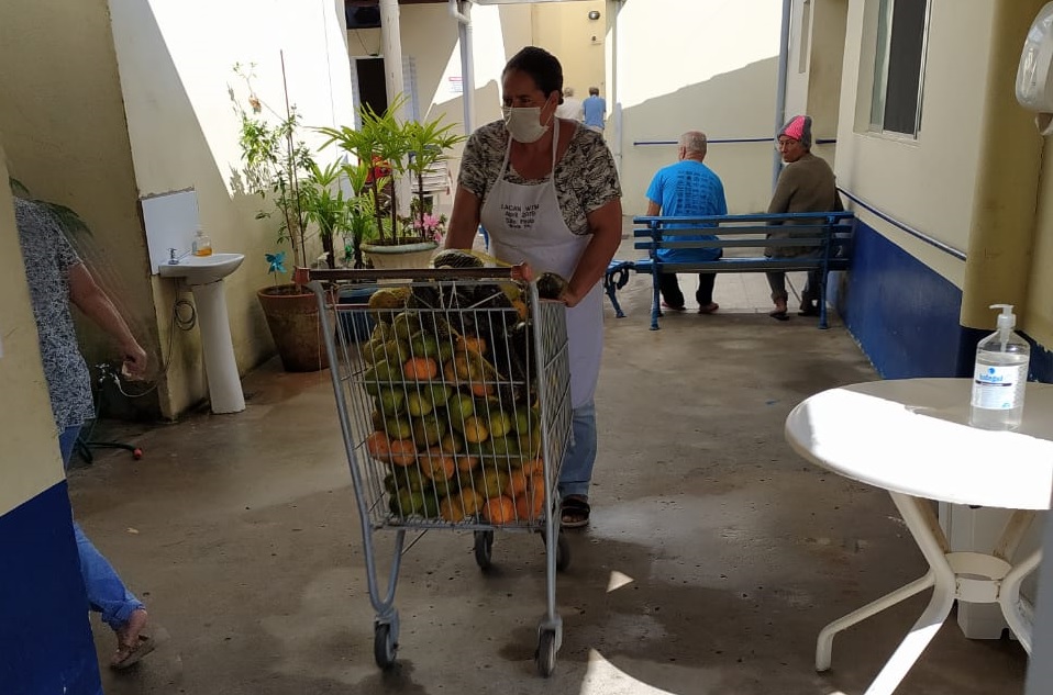 Doação de alimentos ao asilo Lar Vicentino