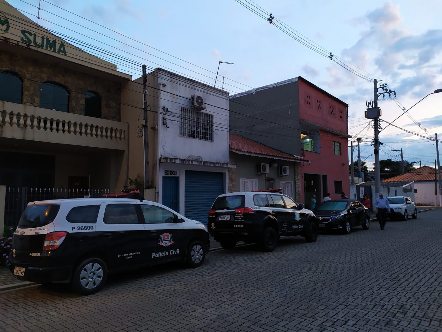 Carros da Polícia Civil parados em rua central de São Sebastião durante operação (Foto: Divulgação)