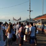 Mais de 100 manifestantes participaram do protesto na balsa (Foto: Arnaldo Junior/Divulgação)