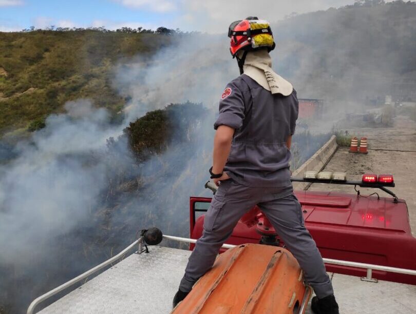 Bombeiro controla fogo em área localizada no Morro do Abrigo Foto: Divulgação/CB)