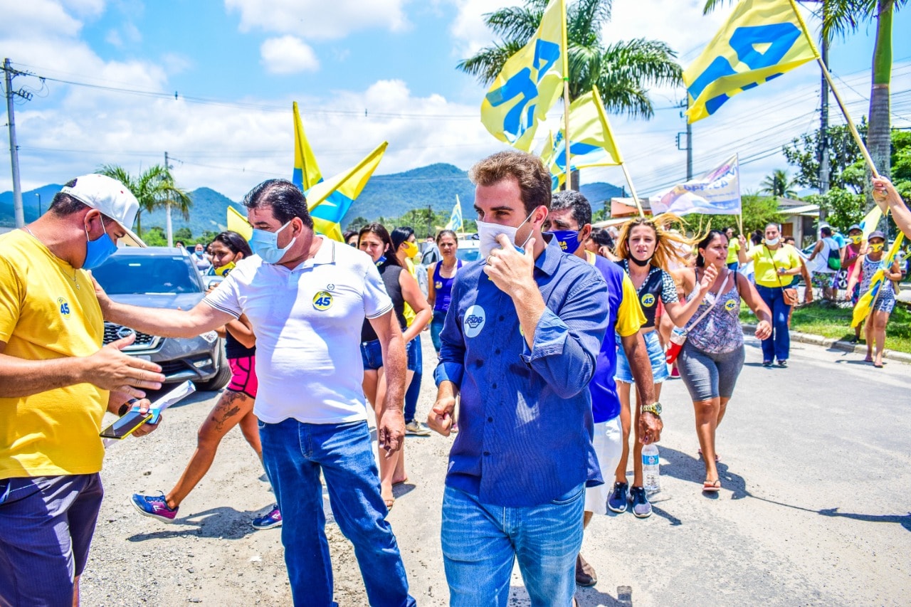 Mateus Silva em campanha pelas ruas de Caraguatatuba (Foto: Lucas Katumata/ Divulgação Página Oficial do Candidato)