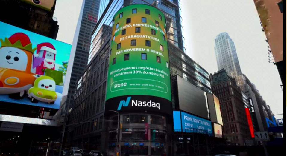 O nome de Caraguatatuba em letreiro em plena Times Square (Divulgação)