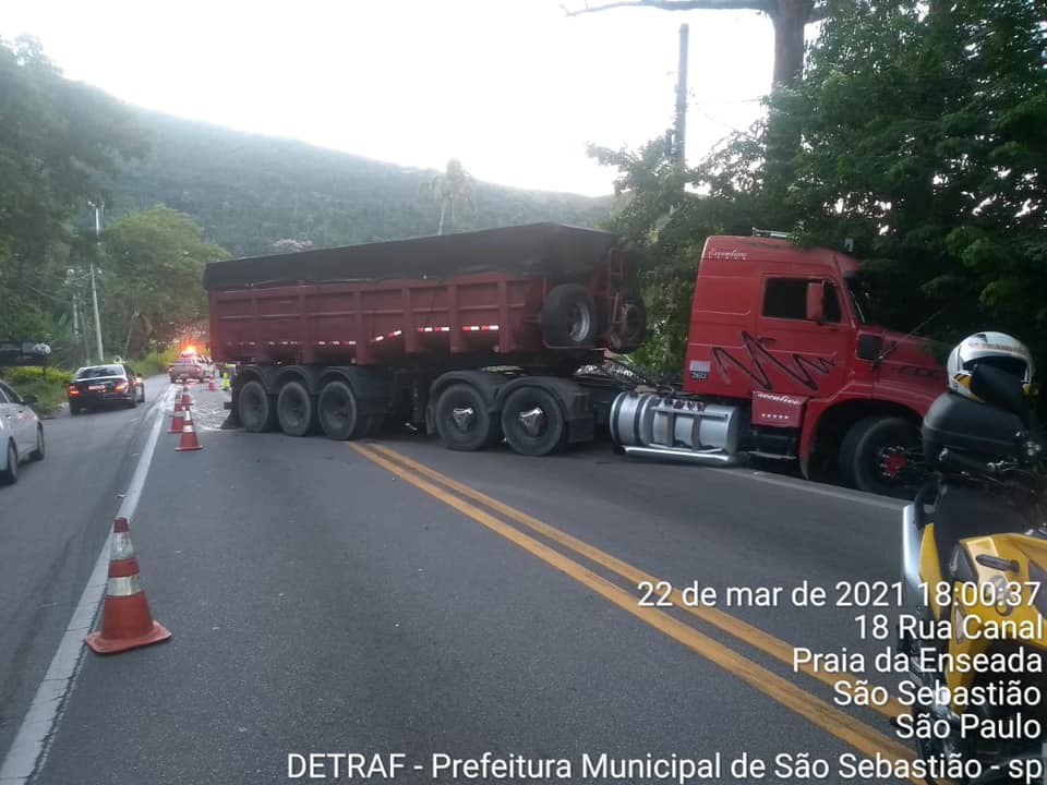 Caminhão ficou atravessado na pista após acidente (Foto: Divulgação/PMSS)