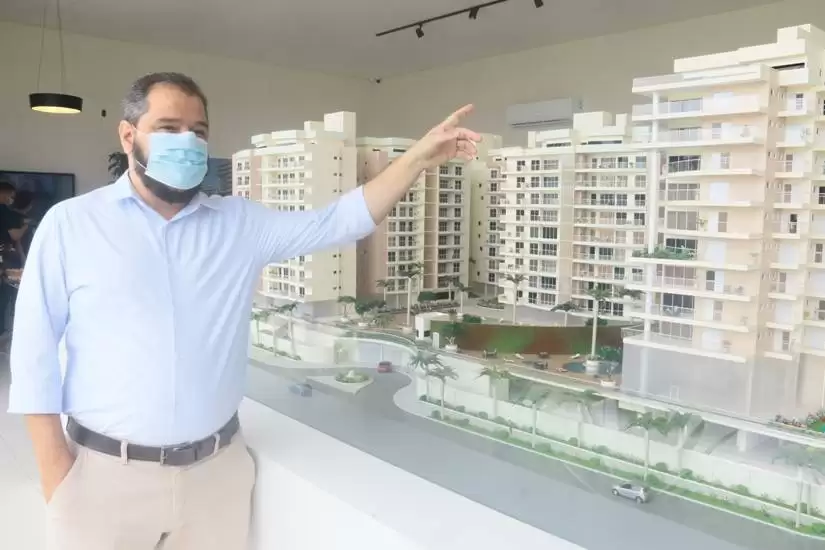 Diretor Renato está em pé e mostra foto da maquete do resort em construção(Foto: Luiz Gava/PMC)