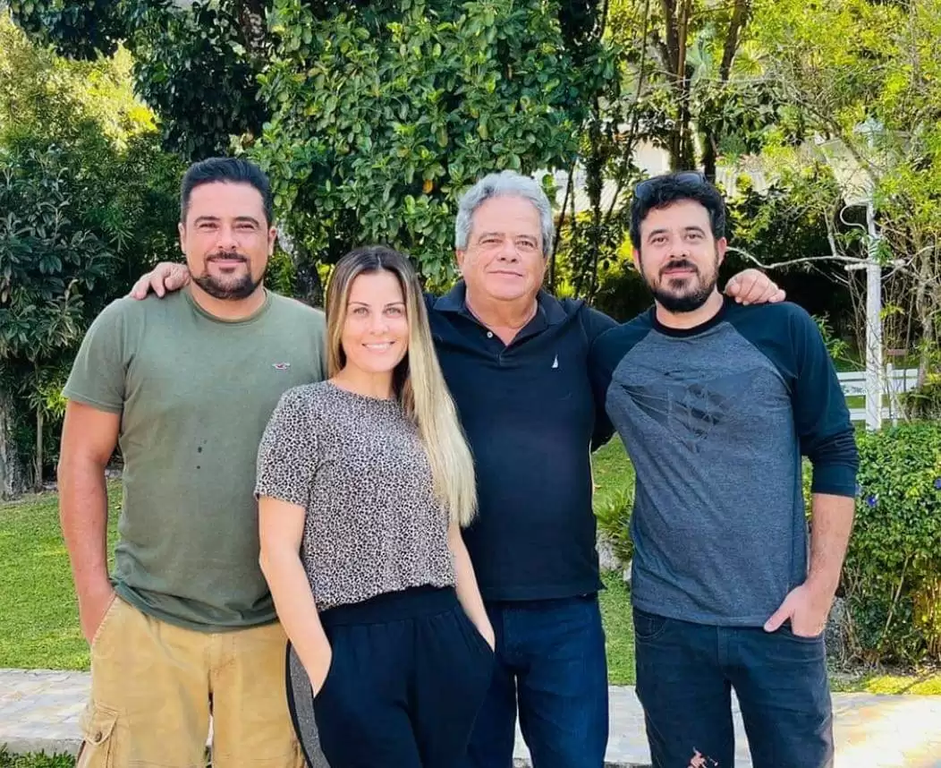 Prefeito Felipe Augusto com seus irmãos e pai (Reprodução)