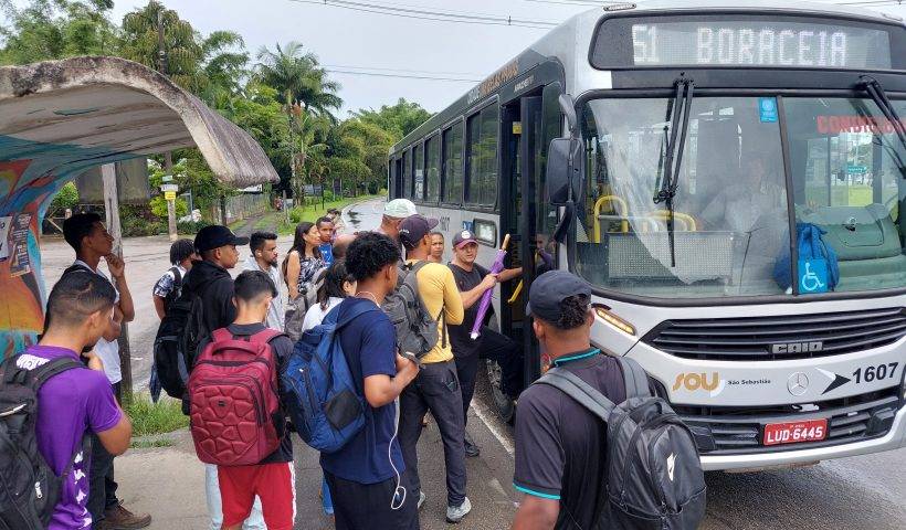 Passageiros aguardam o transporte coletivo no ponto de ônibus (Foto: Divulgação)