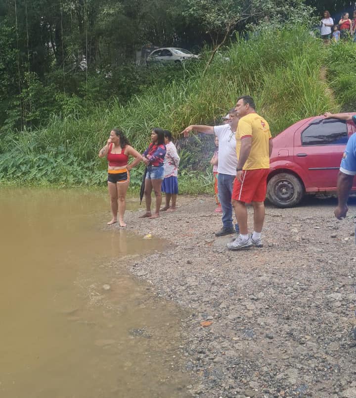 Várias pessoas estão no rio e aguardam as buscas pela criança (Foto: Divulgação/PMSS)
