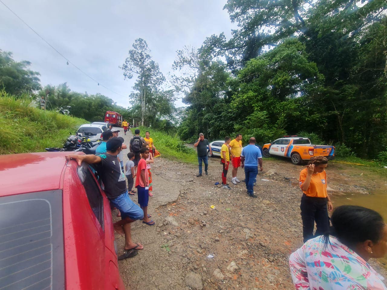 Várias pessoas estão no rio e aguardam as buscas pela criança (Foto: Divulgação/PMSS)
