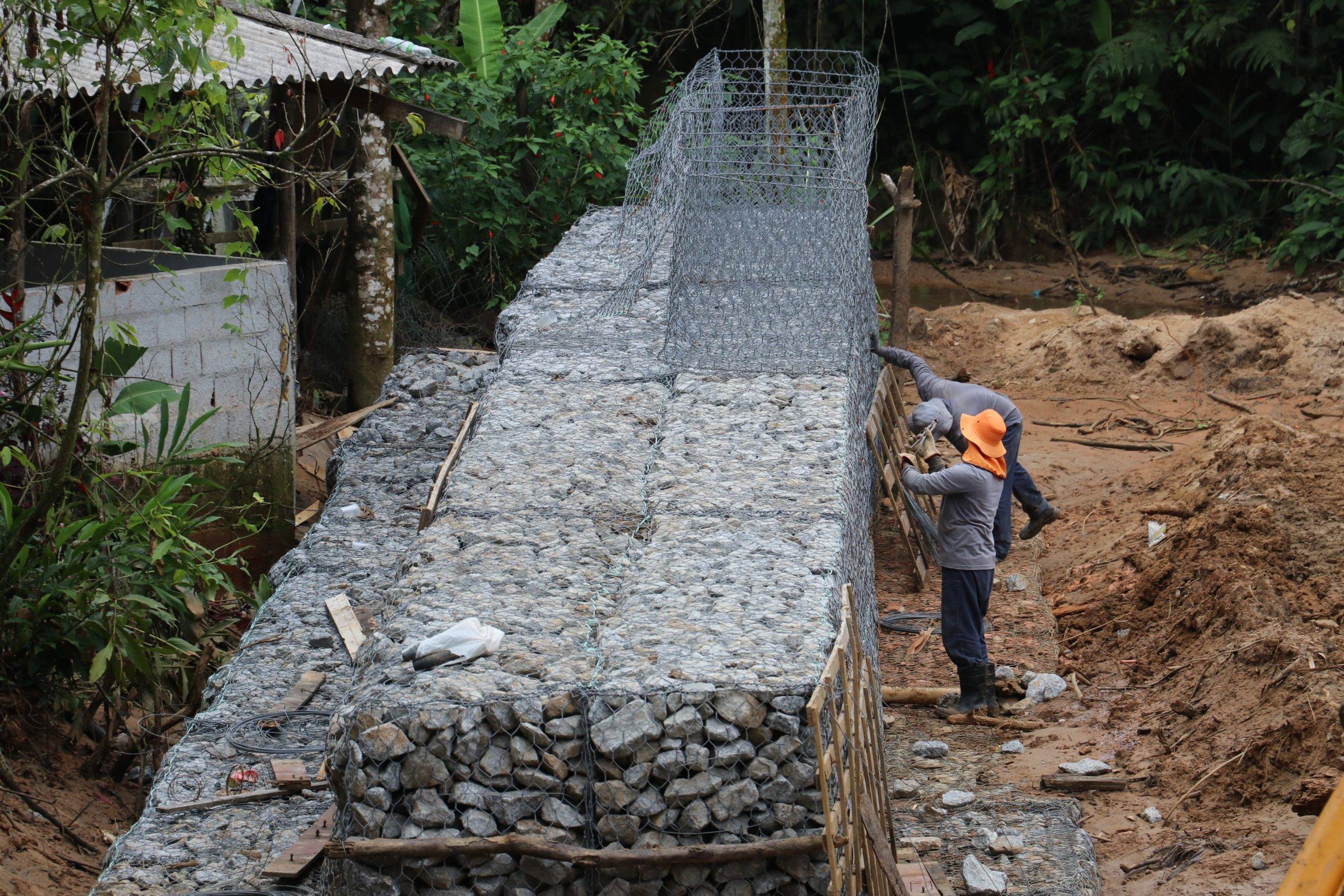 Execução de obra de contenção em área atingida pela catástrofe de fevereiro. Foto: Divulgação/ PMSS 
