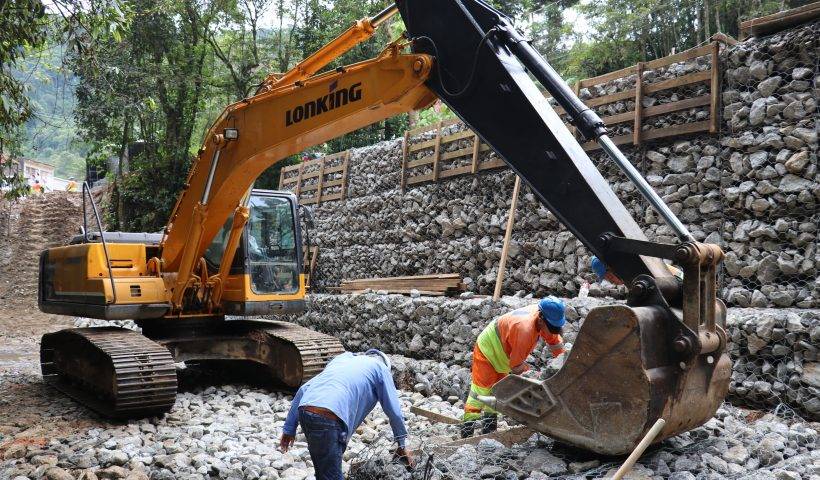 Execução de obra de contenção em área atingida pela catástrofe de fevereiro. Foto: Divulgação/ PMSS