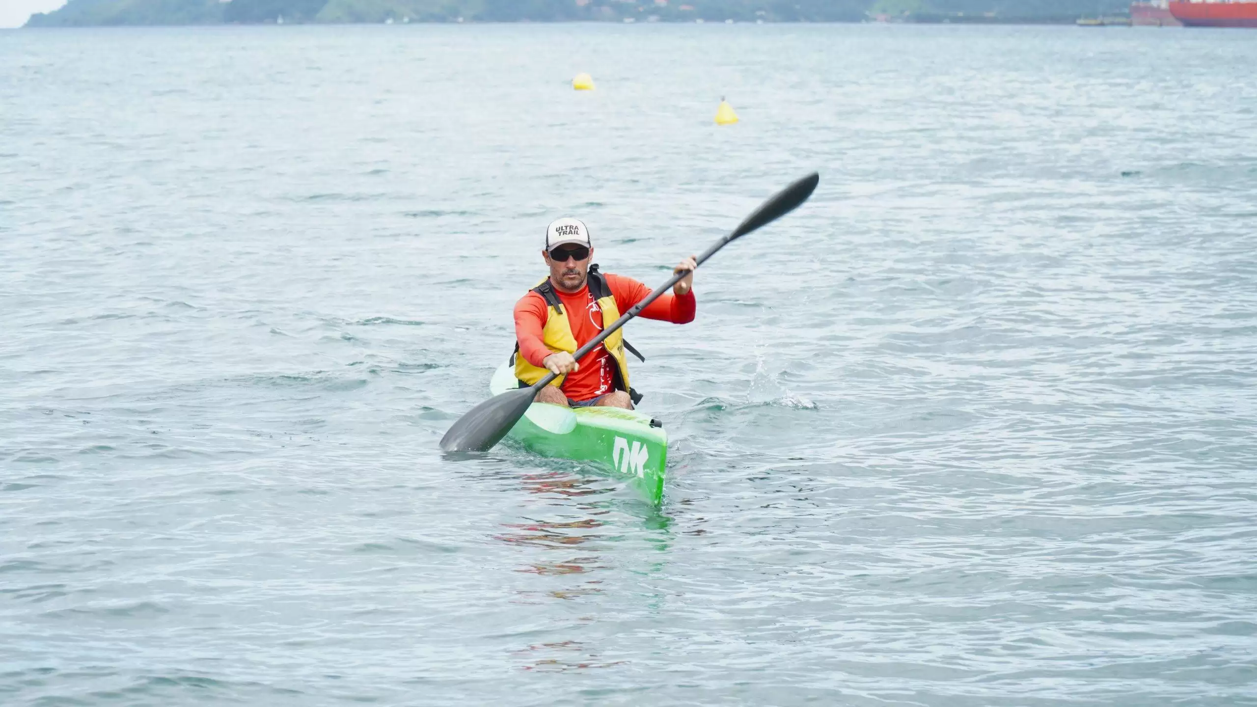 morador de ilhabela vai de caiaque para paraty