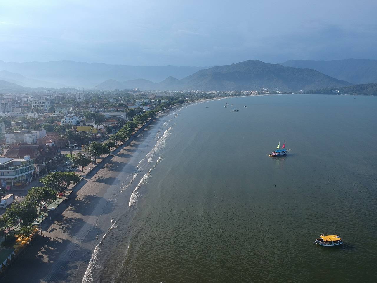 quiosque destruído ressaca ubatuba