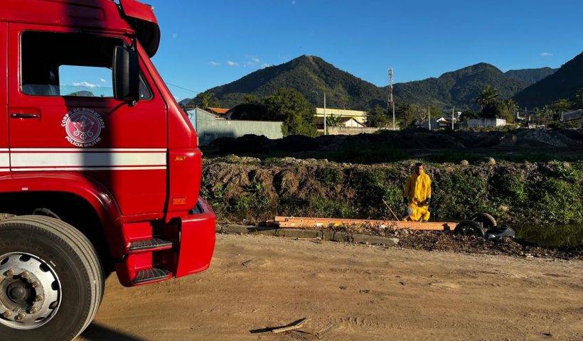 acidente carro deixa 3 mortos caraguatatuba