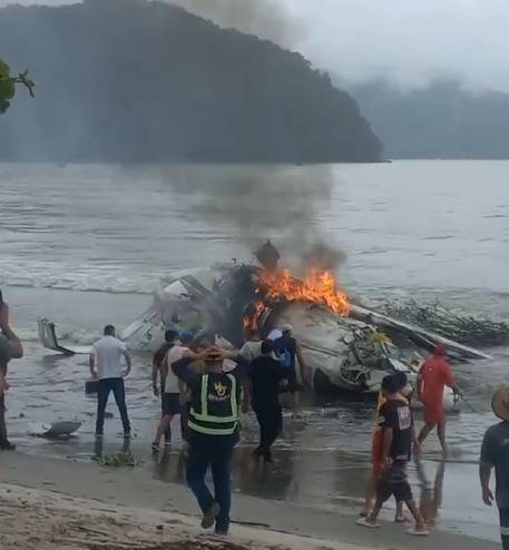 avião cai em ubatuba