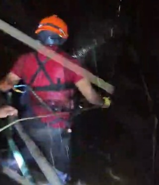 casal arrastado cachoeira ilhabela