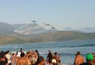 Show aéreo surpreende público durante a abertura do Mundial de Surfe em Maresias