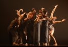 Teatro Mario Covas recebe espetáculo gratuito do Corpo de Baile de Caraguatatuba