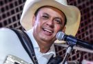 Frank Aguiar faz show gratuito na Festa de Nossa Senhora Aparecida em Ilhabela